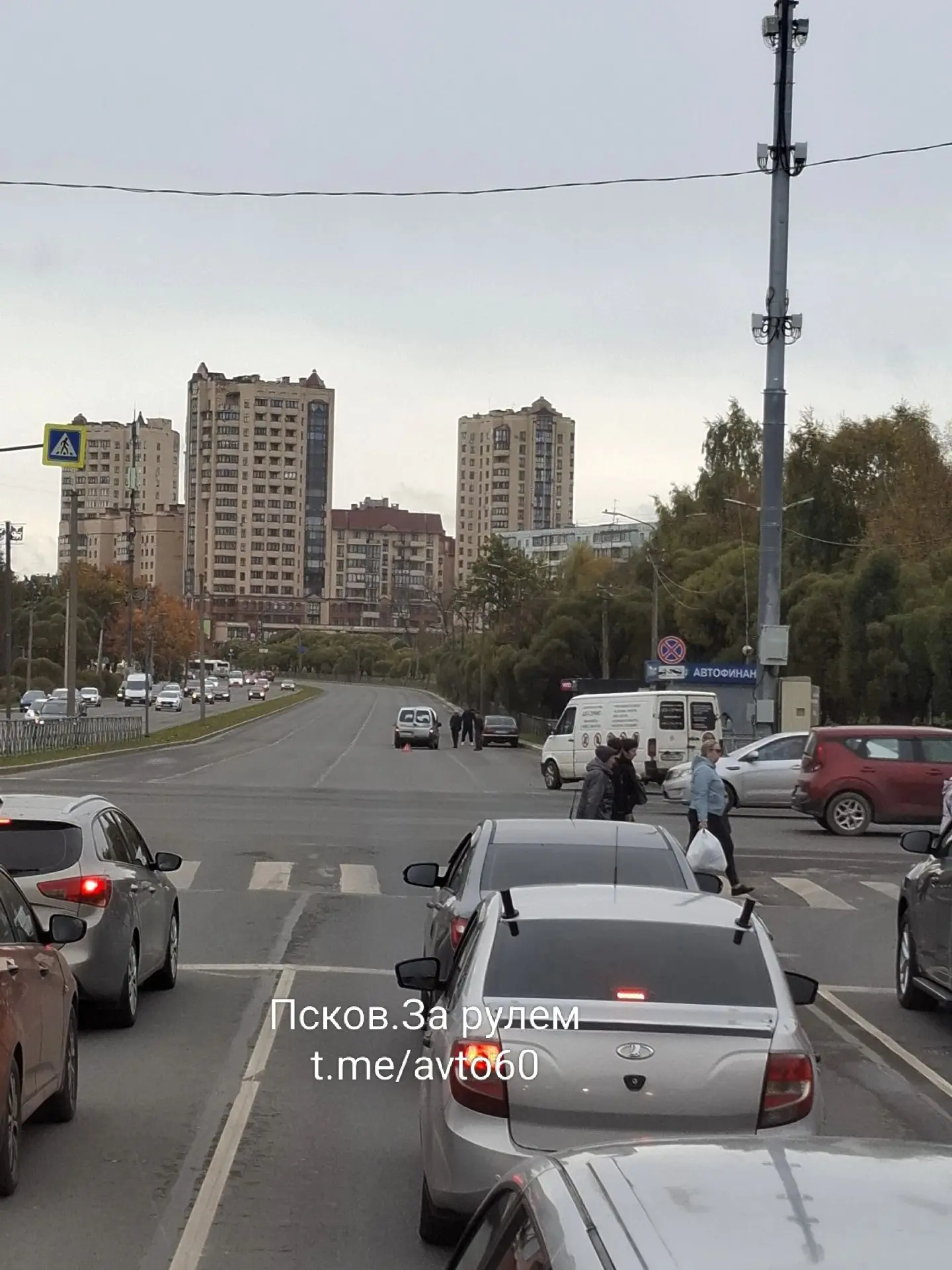 ДТП на Юбилейной, у автобусной остановки. После Коммунальной в сторону Рижского проспек...