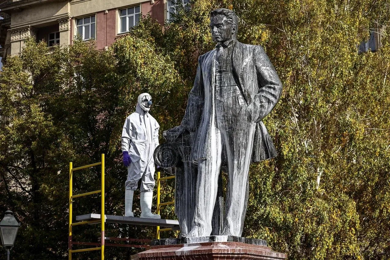 Необычный ироничный перформанс прошел в Новосибирске к 150-летию Андрея Крячкова.