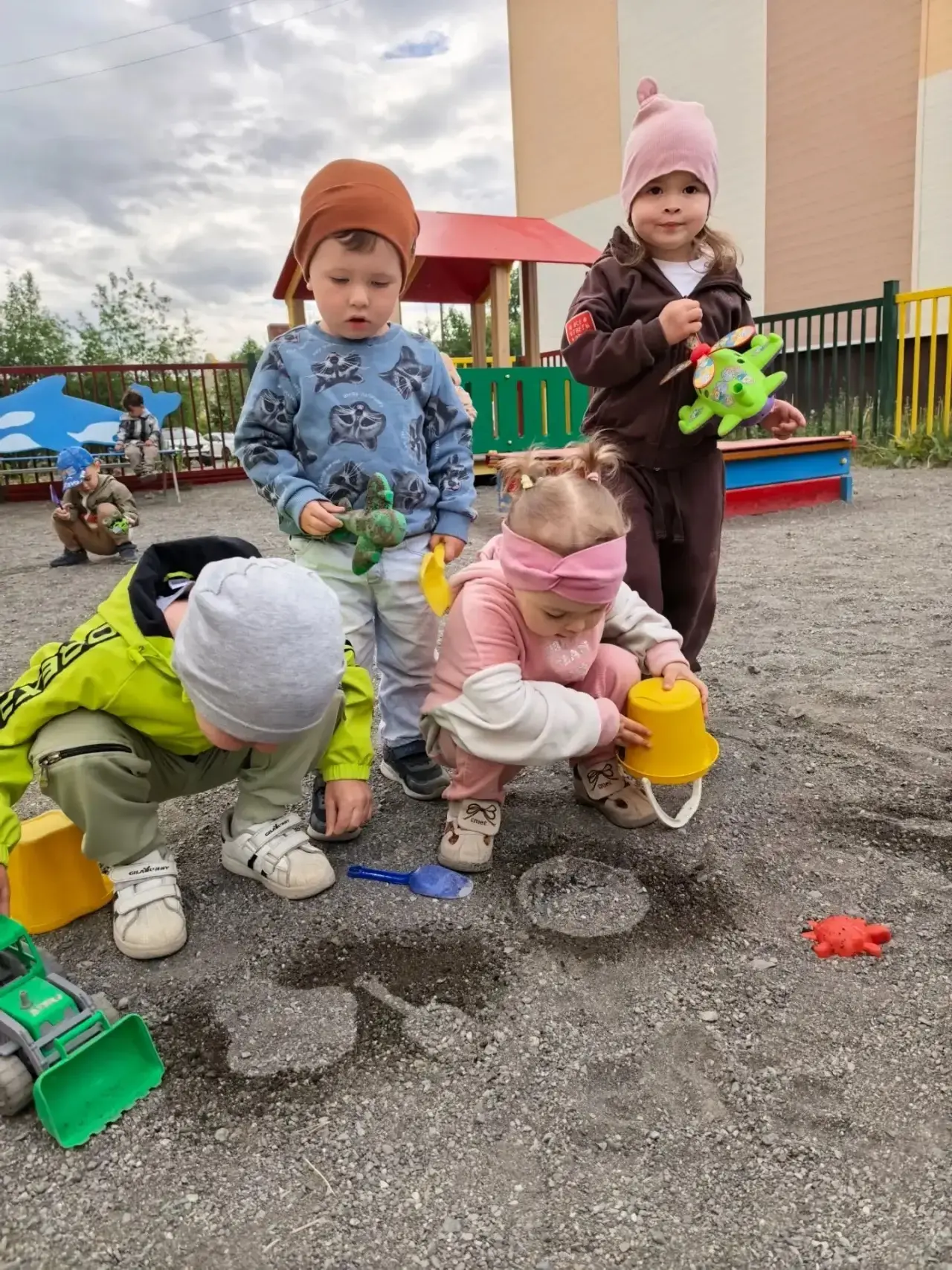 Если вы не знаете чем заняться в выходной с ребенком, вот вам идея! 👏
Рисование песком, либо водичк