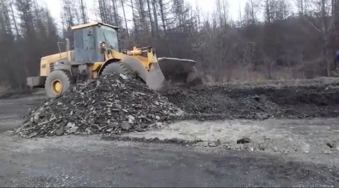 В результате обильного движения талых вод 28 мая произошло размытие участка автодороги ...