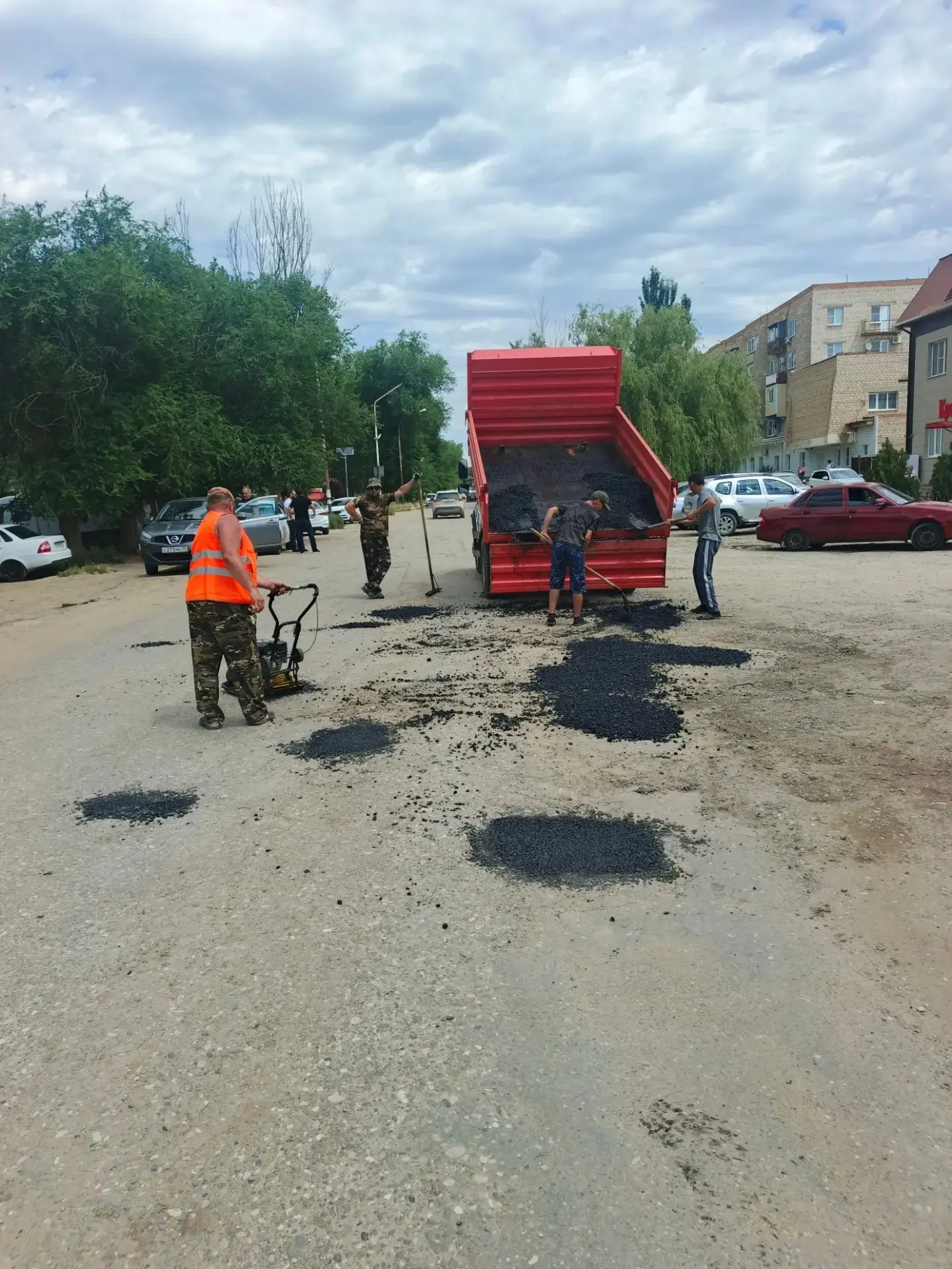 Доброе утро! Дорожной службой МКУ "ЕДДС Лиманского района" проведен ямочный ремонт  в п. Лиман по ул