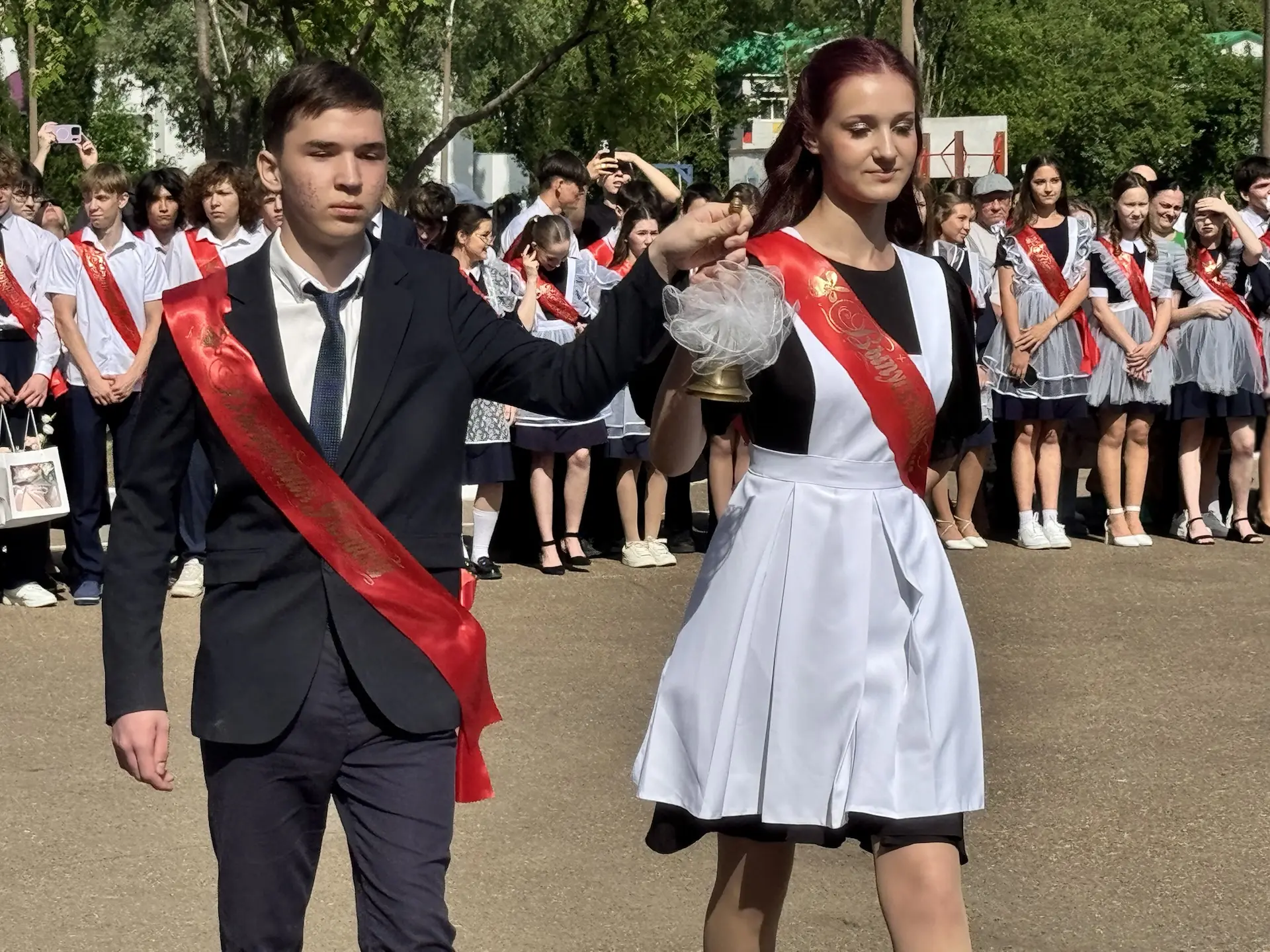 ✨ Последний звонок для 9-х классов: день, наполненный эмоциями и теплом! ✨  Сегодня для выпускников 