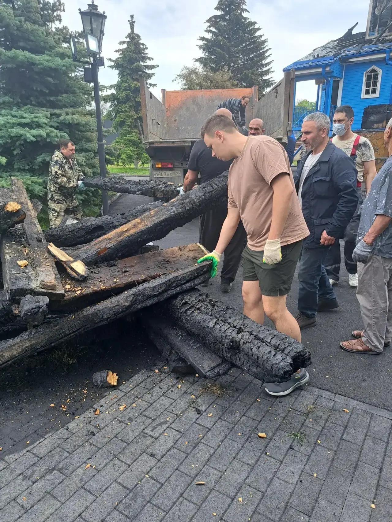 Произведена очистка территории церкви Святого Николая Чудотворца.