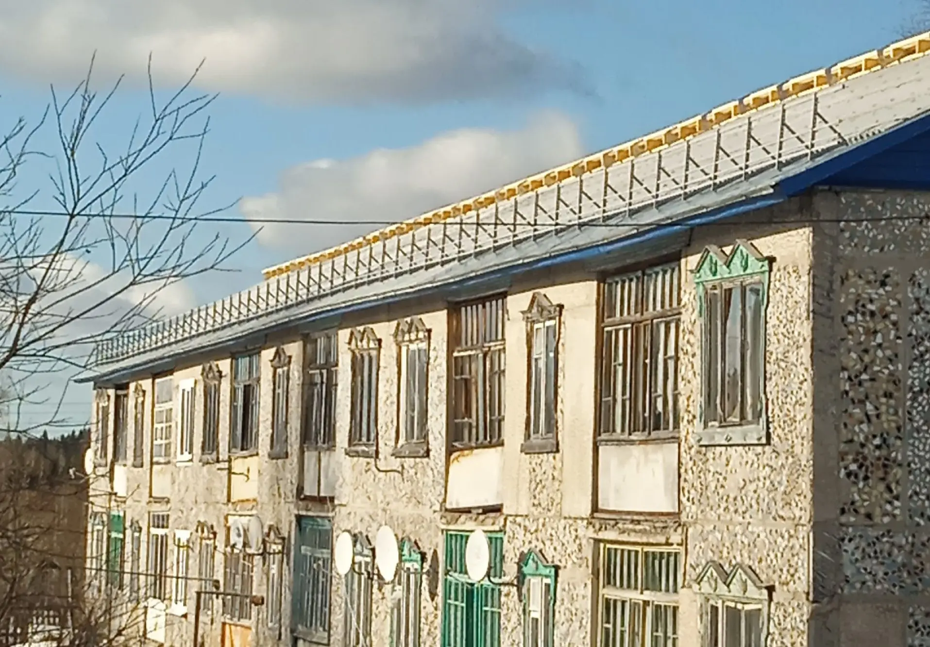 🏢В поселке Тегрозеро Вельского округа выполнен капремонт крыши в доме № 4 по улице Мира