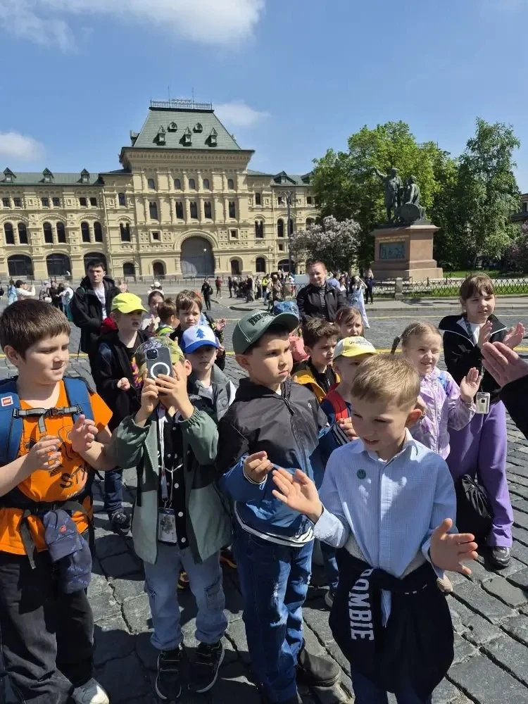 🚌 #Экскурсионныйэкспресс  15 мая наш 1 «Б» класс отправился в большое приключение — на самую главную