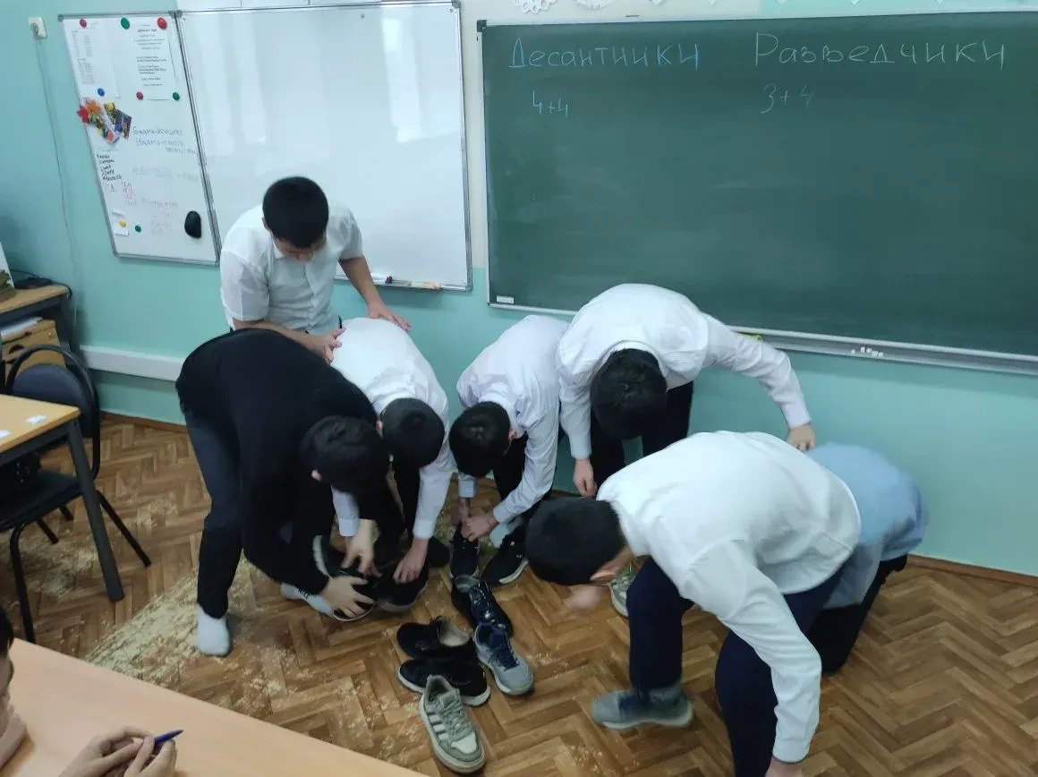 27 февраля в 7В классе прошло КТД "А ну-ка, мальчики!", посвящённое Дню Защитника Отечества.   2 ком