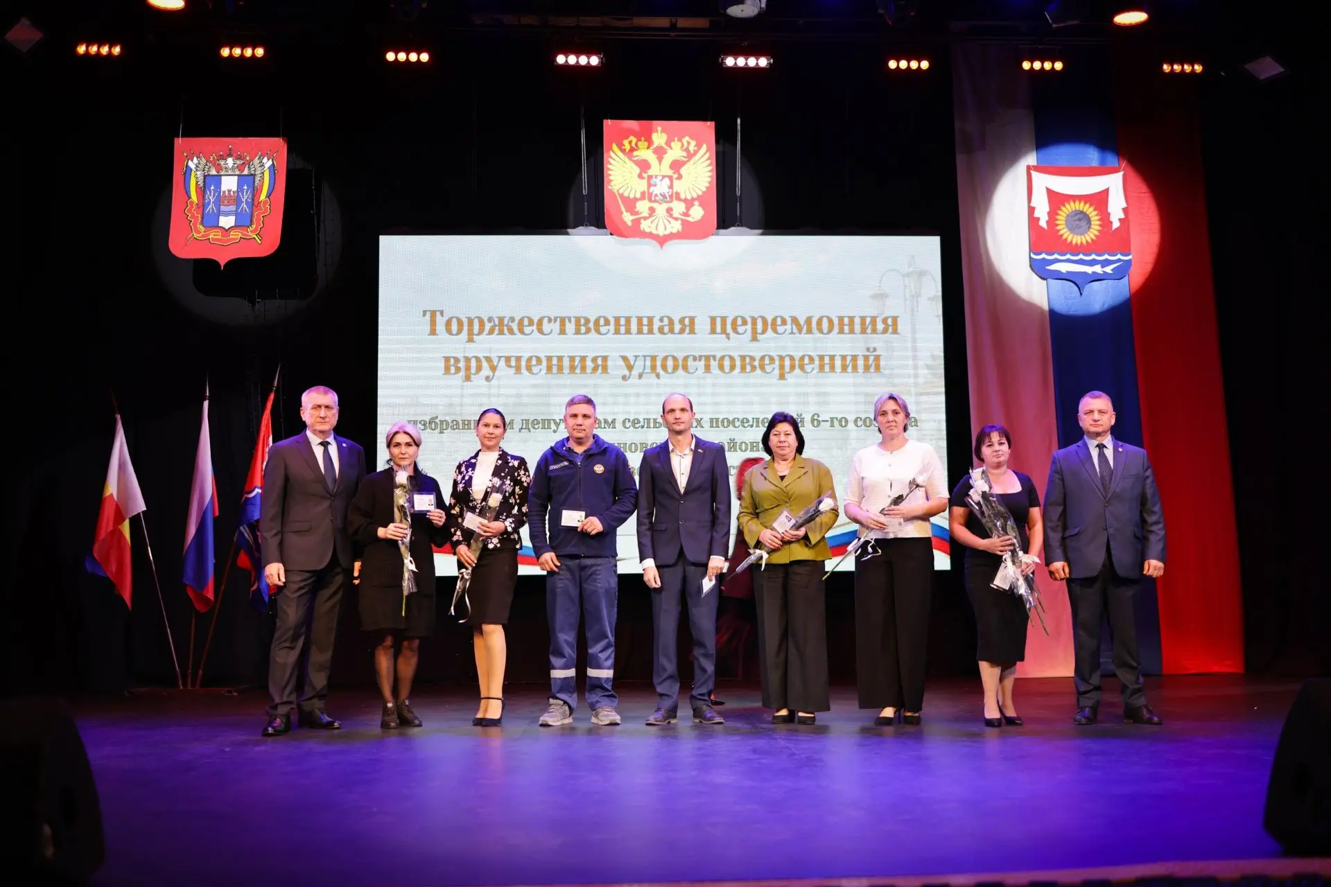 Взяли на себя ответственность за район: избранным депутатам торжественно вручили удосто...