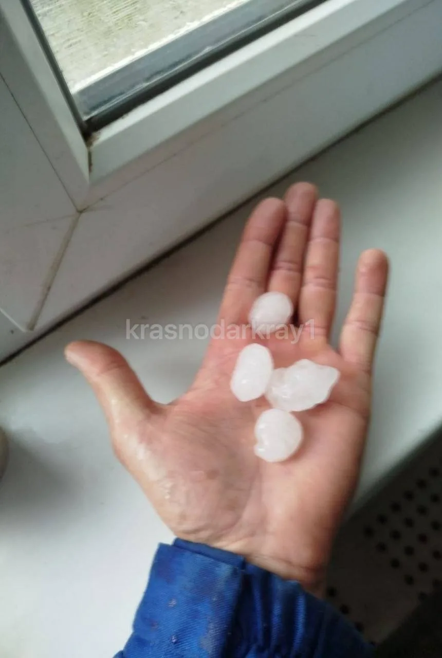 🧊Крупный град принесла непогода в Гулькевичи  Природа продолжает испытывать регион на прочность.  🚛В