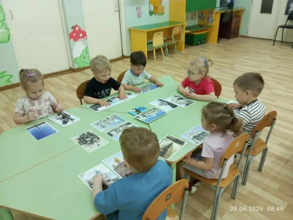 В группе раннего возраста N2, Степная, 29 проведена беседа с детьми на тему "Россия-Род...