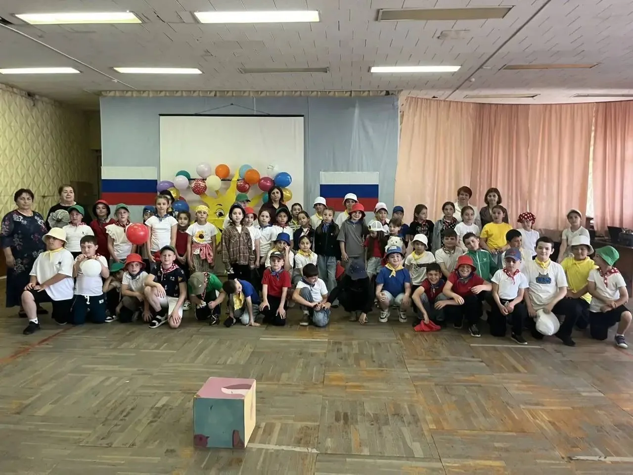 Но на этом приключения не закончились. Наш дружный отряд отправился в Дом культуры, где...