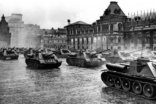 24 июня 1945 года в Москве на Красной площади прошел Парад Победы.