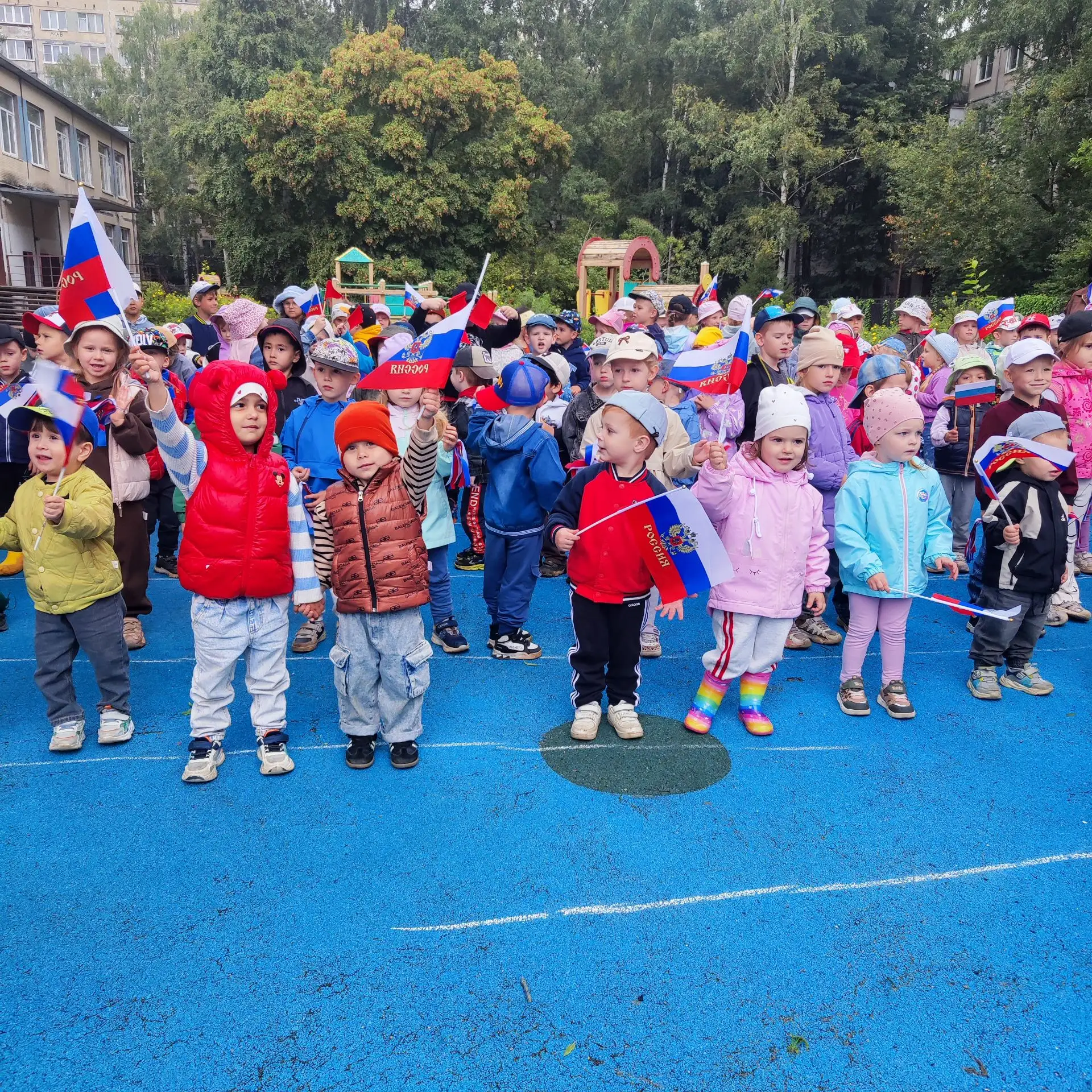 🇷🇺 Белый, синий, красный: День Государственного флага в первой младшей группе! 🇷🇺