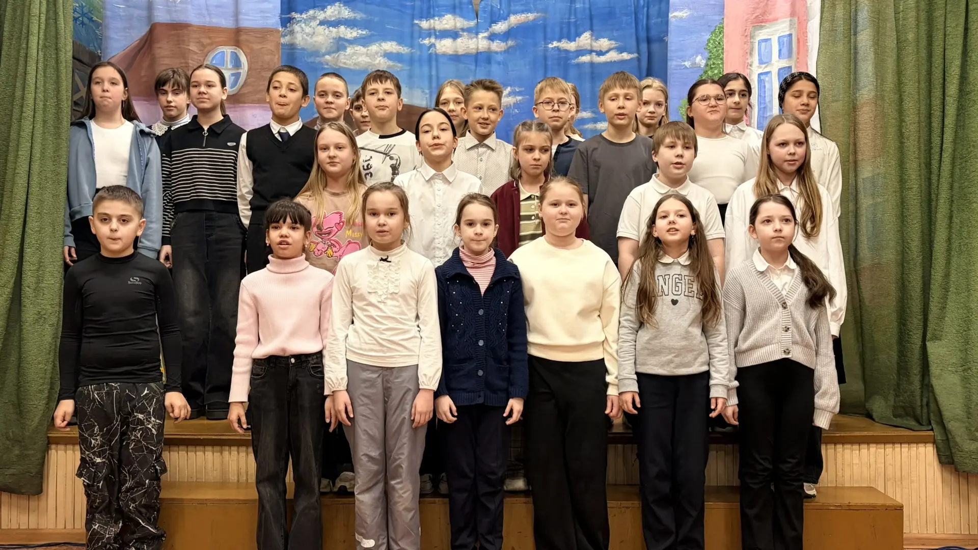 Второй день «Битвы хоров»: младшие классы доказали, что им есть что сказать!  В нашей школе продолжа