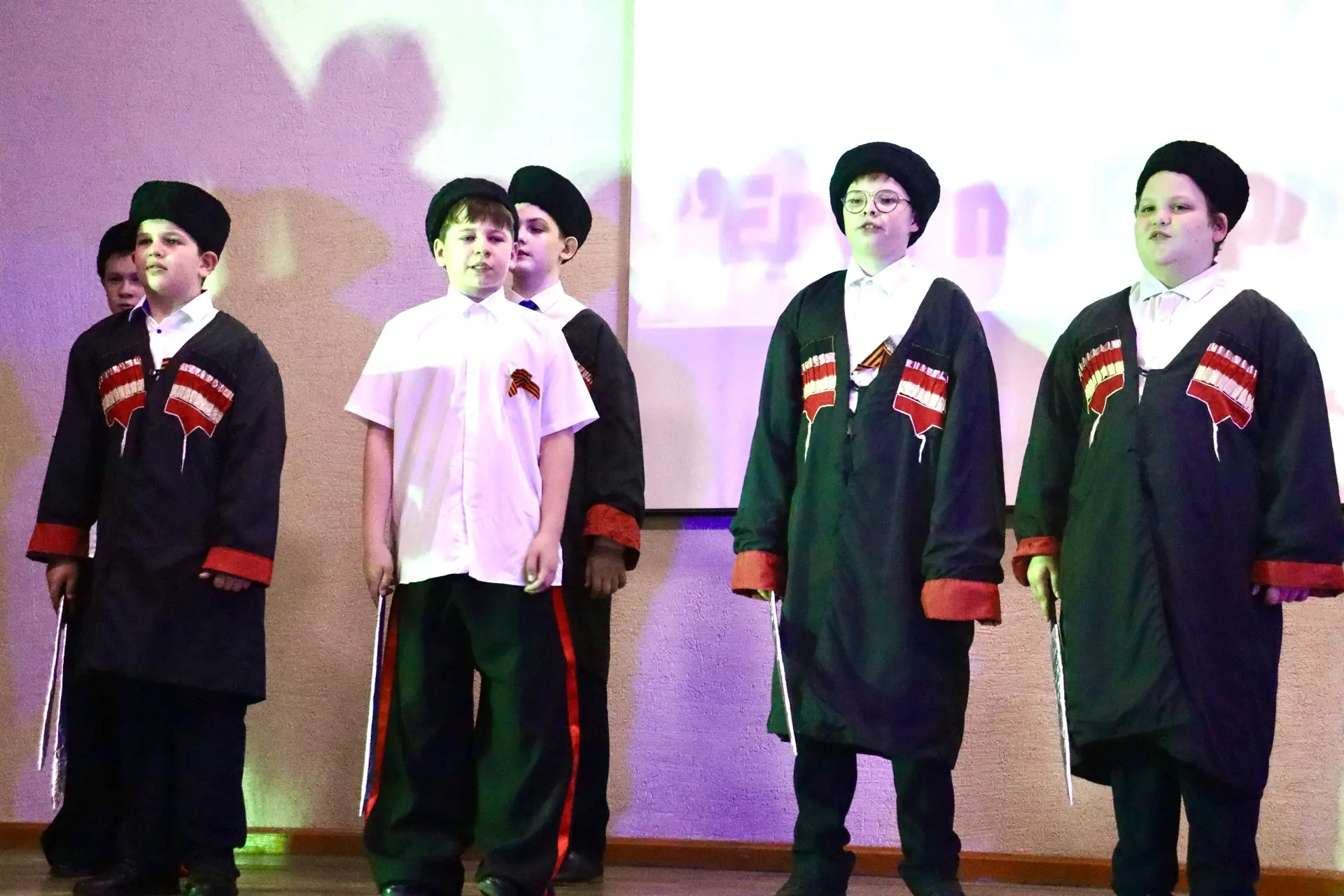🎶 Битва хоров 5,6 классов! 🎶  5 мая в актовом зале школы разгорелась настоящая музыкальная битва, по