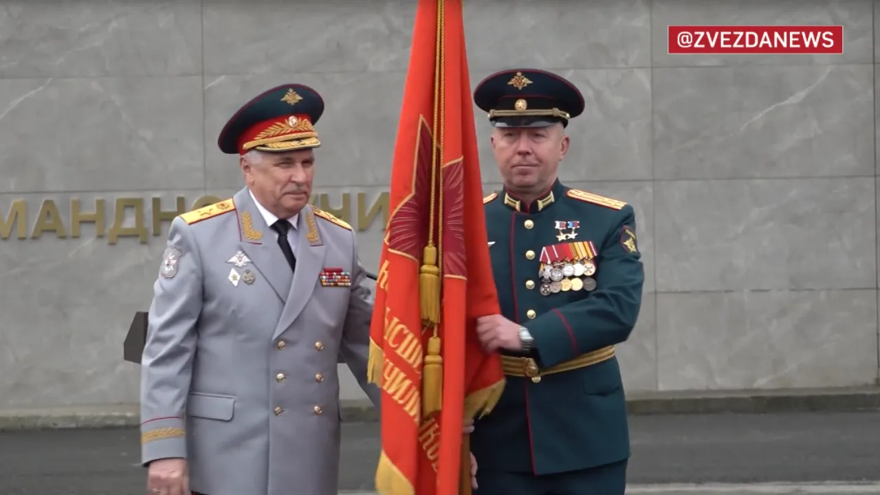 Уроженец Козьмодемьянска Леонид Рыжов принял Боевое знамя из рук замминистра обороны Ро...