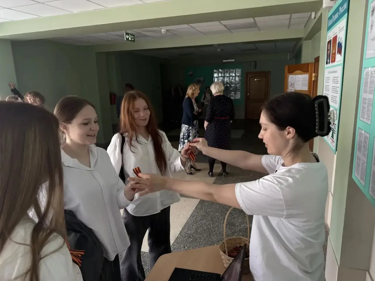🌟 Интеллектуальный квиз в честь 9 мая! 🇷🇺  В этом году активисты «Движение первых» вместе с нашим ку