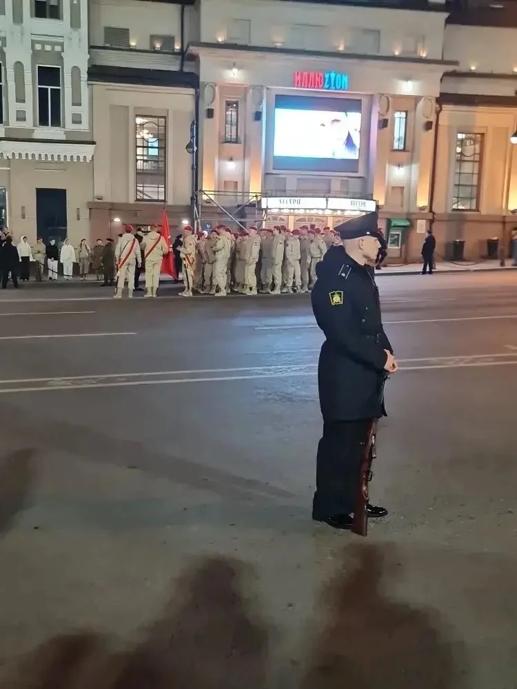 Юнармейцы на репетиции Парада Победы  Юнармейцы Костышин Артём и Овсянников Евгений вместе с товарищ