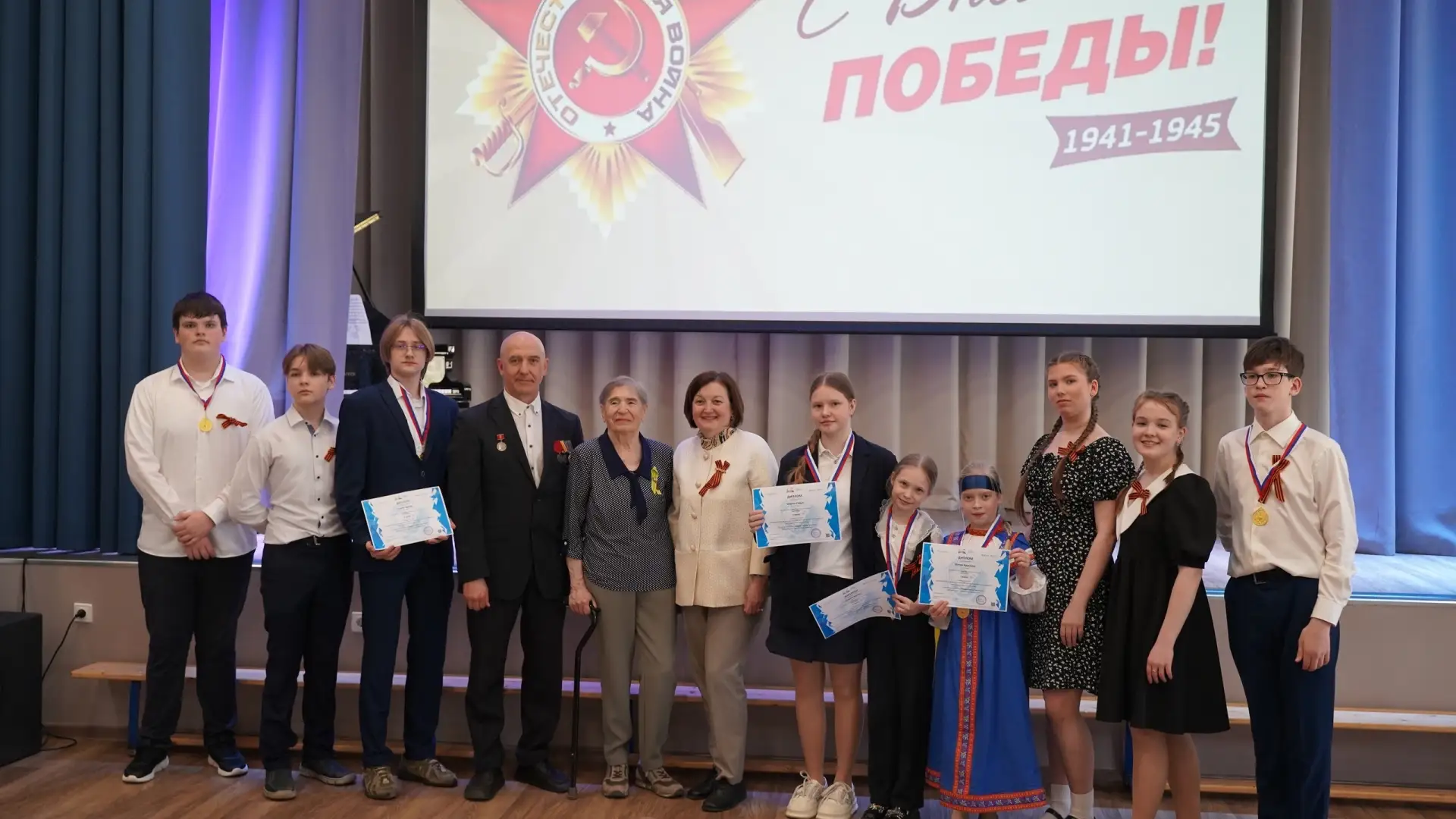Концерт, посвящённый Дню Великой Победы, прошёл в гимназии накануне праздника. Мероприятие объединил