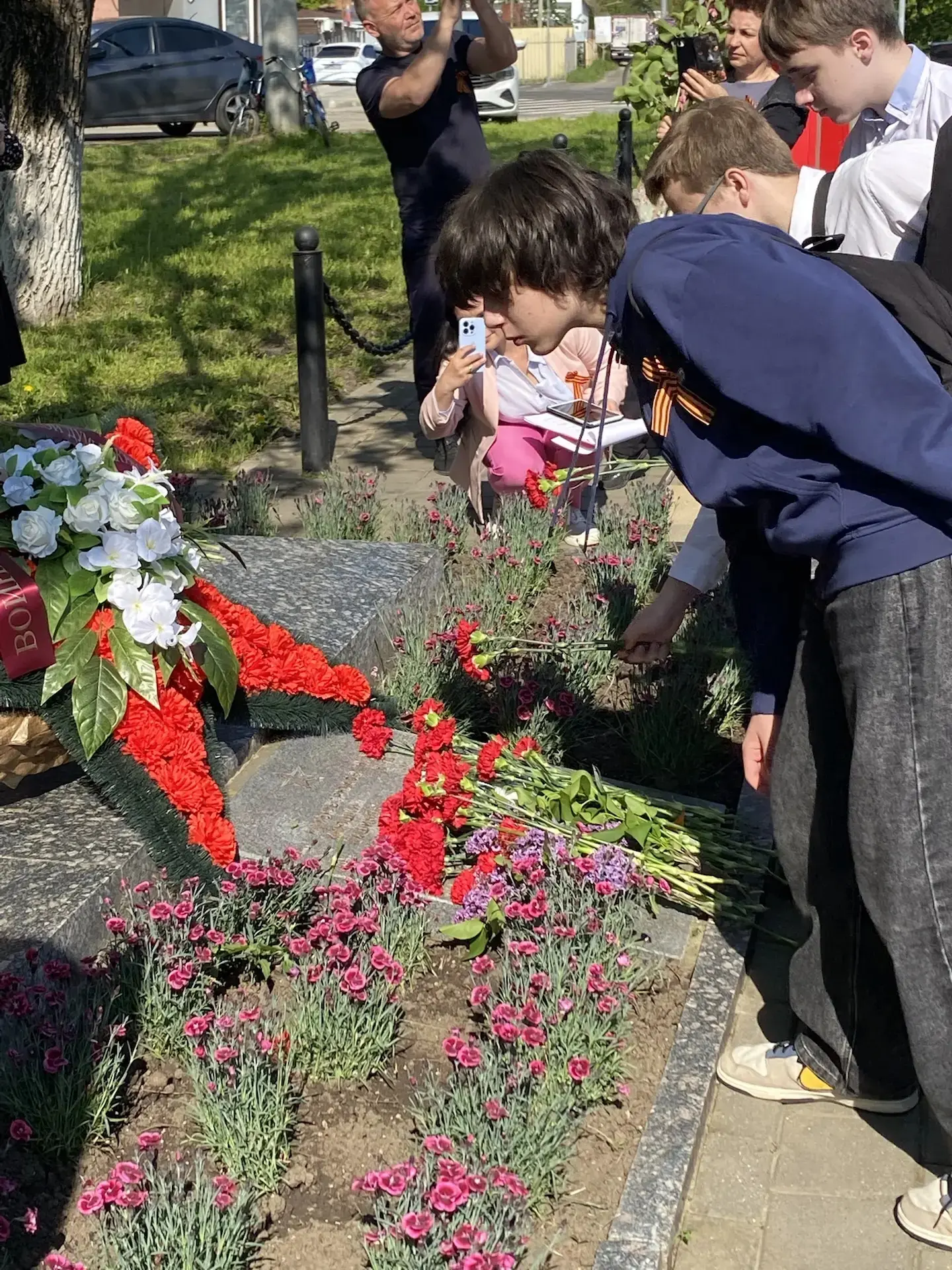 9 Мая, в день Великой Победы, ученики 7Б и 8Б классов приняли участие в торжественном мероприятии и 