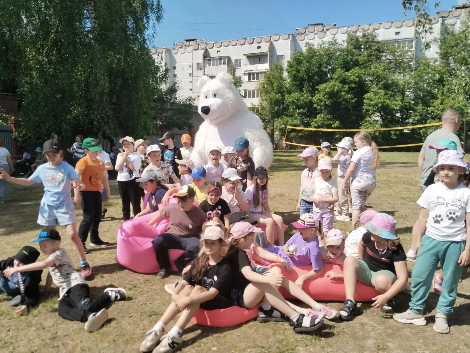 День четвёртый в школьном лагере "Солнышко". Утро началось с зарядки, после которой пос...