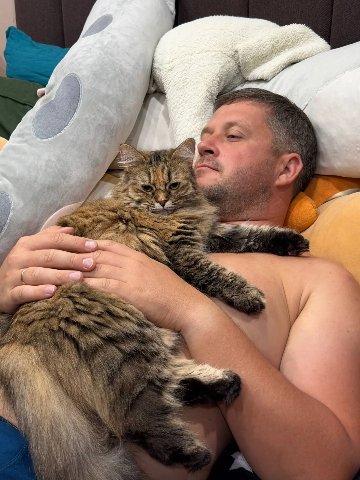 Выхожу из ванной, а она опять на моем муже лежит😡