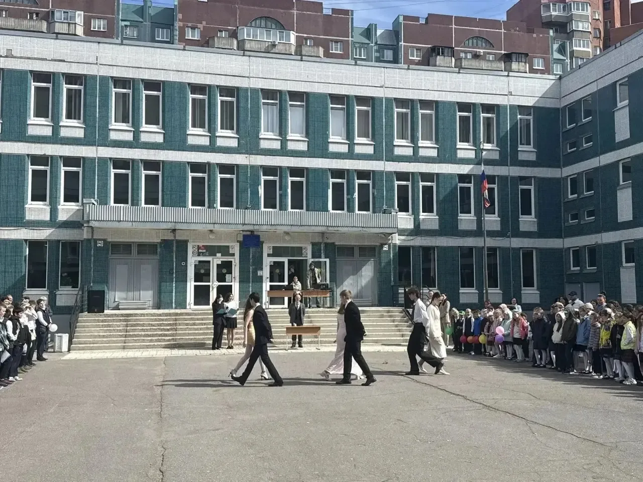 🔔  Ура, каникулы! В корпусе на Яхтенной прошла торжественная линейка в честь окончания учебного года