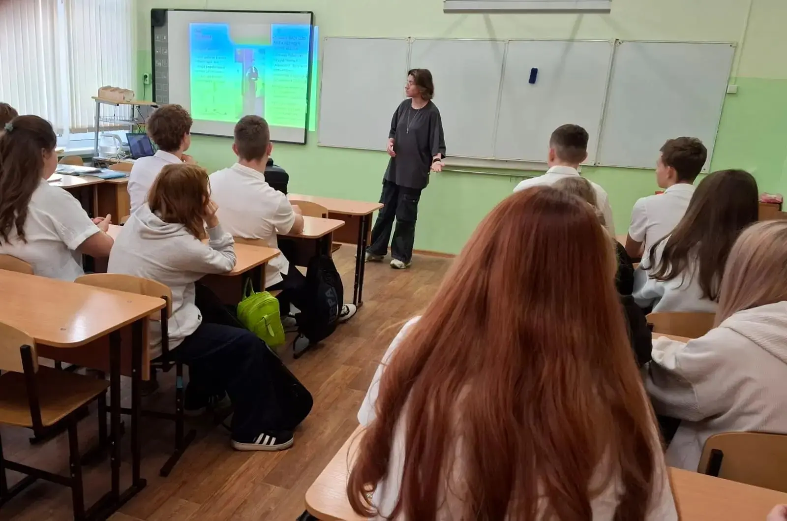 В 10А классе состоялась встреча с выпускницей нашей школы - представителем Т- банка, Лу...