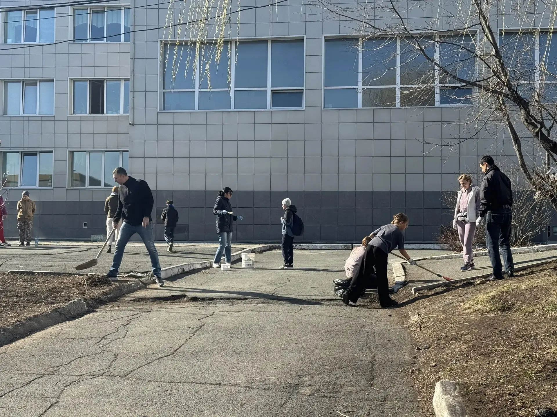 🧹 Субботник в 3 «Г» классе!  Учащиеся 3 «Г» класса вместе с родителями и классным руководителем Фотя