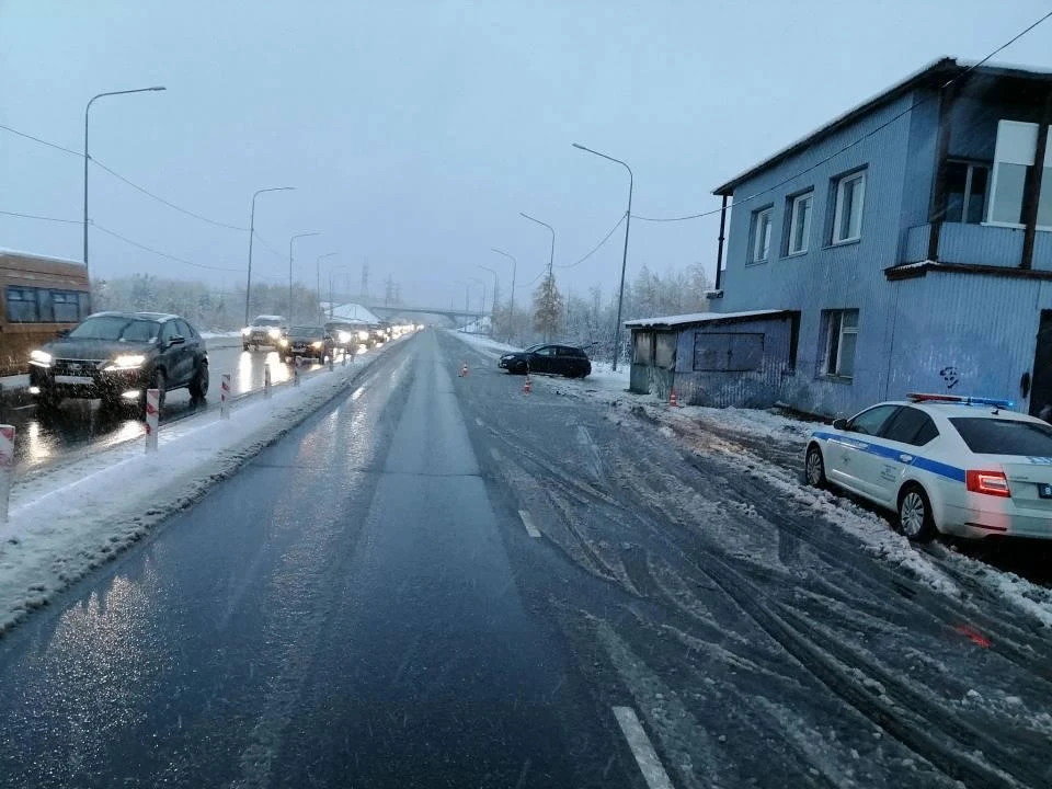 Автомобилист с пассажирами попал в ДТП из-за скользкой дороги.
