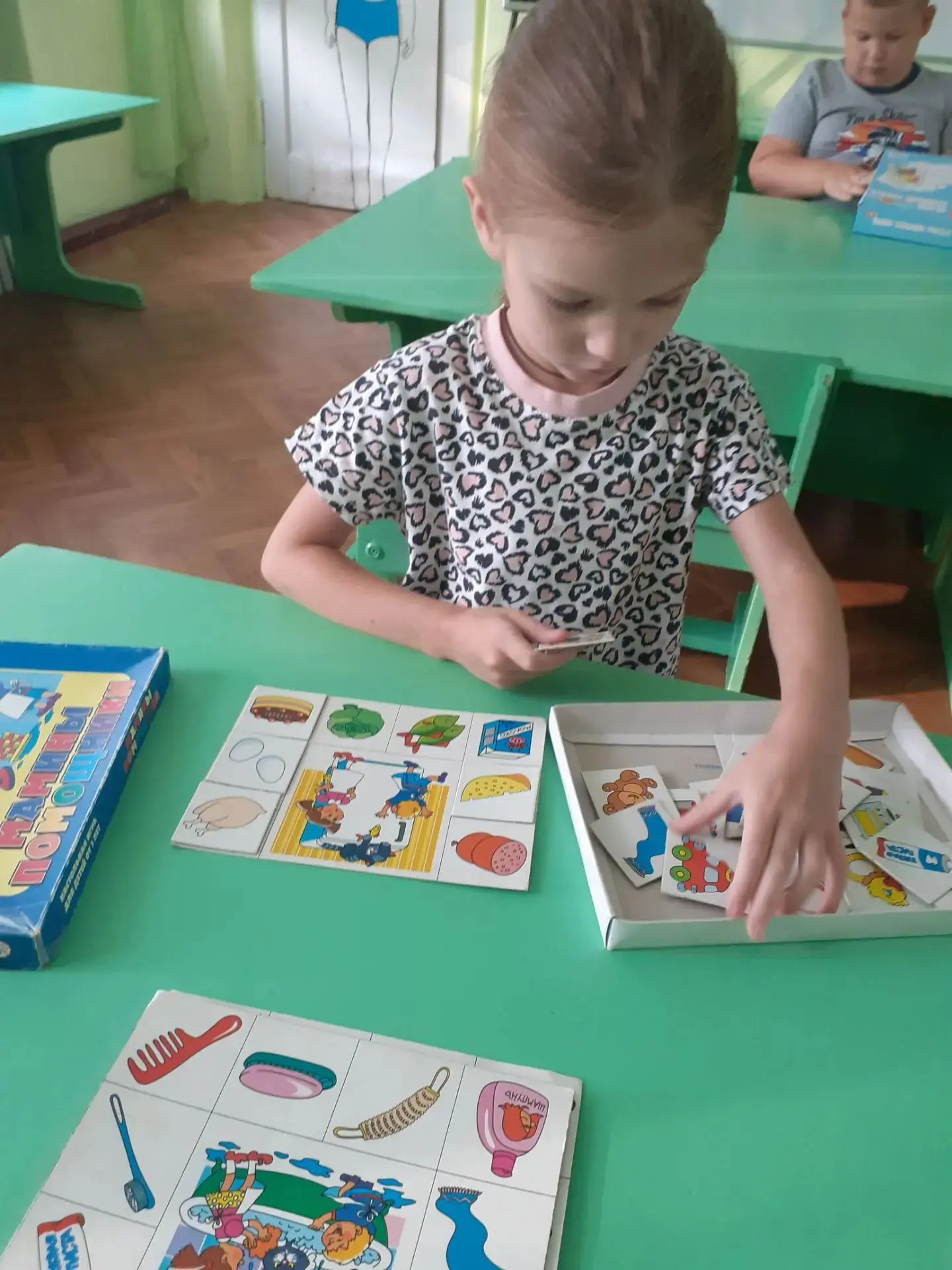 В прохладное утро дети средней группы играли в настольные игры, развивая усидчивость, внимание  повт