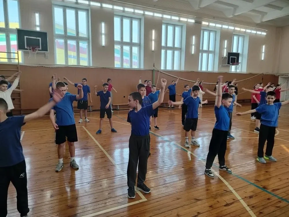 💪🏻 День здоровья в нашей школе: зарядились энергией вместе с учителем физкультуры! 💪  Сегодня в наше
