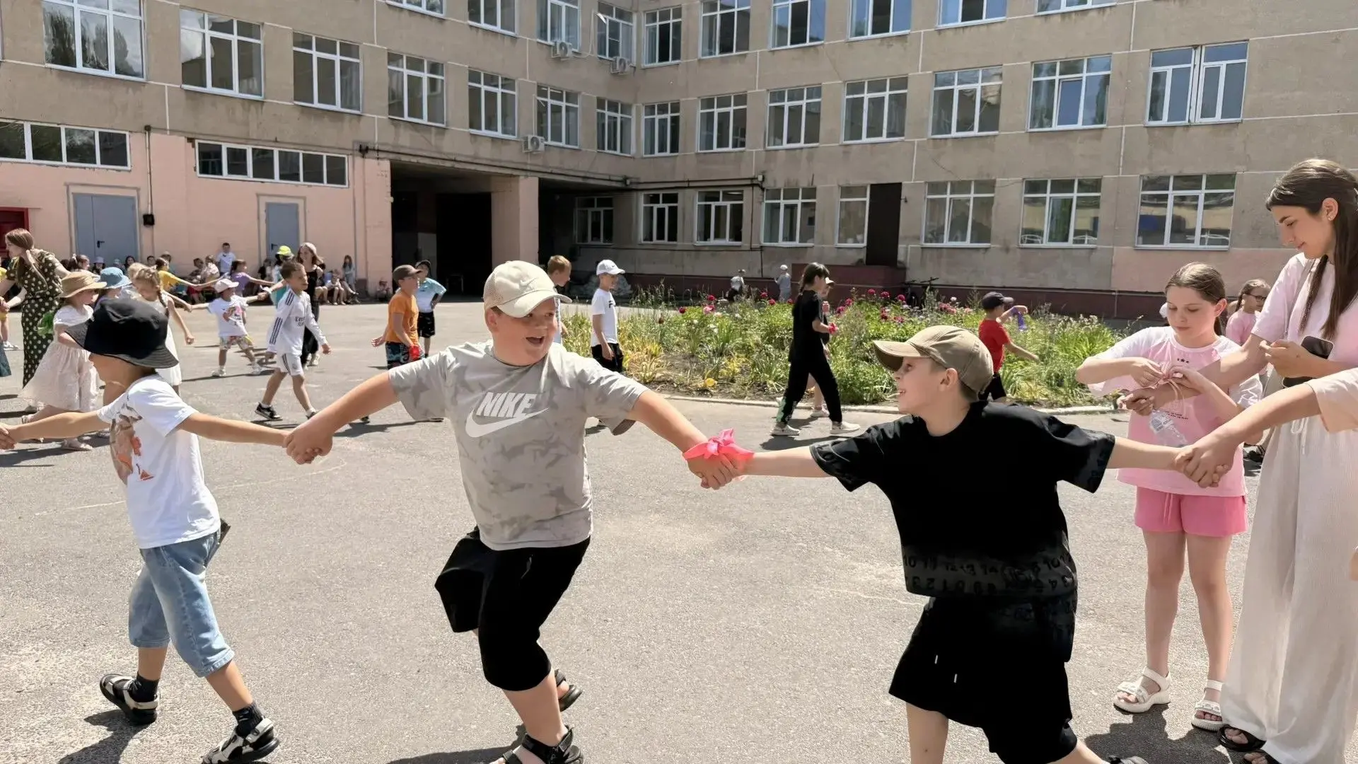 ДРУЖБА КРЕПКАЯ: КАК ПРОШЁЛ ДЕНЬ ДРУЗЕЙ
Сегодняшний день в нашем лагере прошёл под ярким и тёплым дев