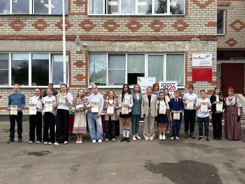 🏆 Наградили шибко грамотных и зело умелых - итоговая линейка в Пестрецовской школе  прошла в древнер