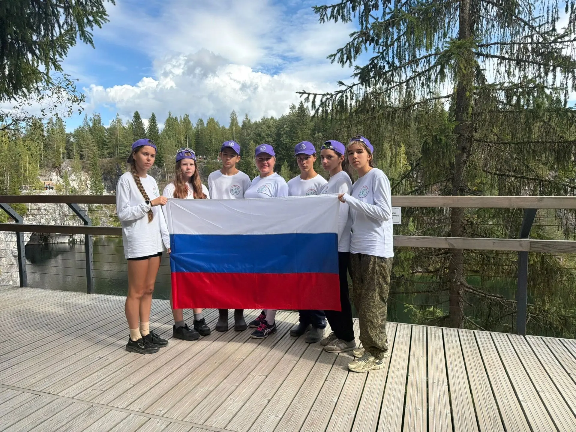 Учащиеся 8К класса поздравляют всех с Днём Государственного флага Российской Федерации!...