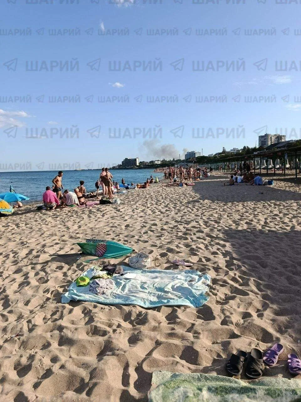 Прилёт баллистики в Черноморске Одесской области, дым, который поднимается над городом,...