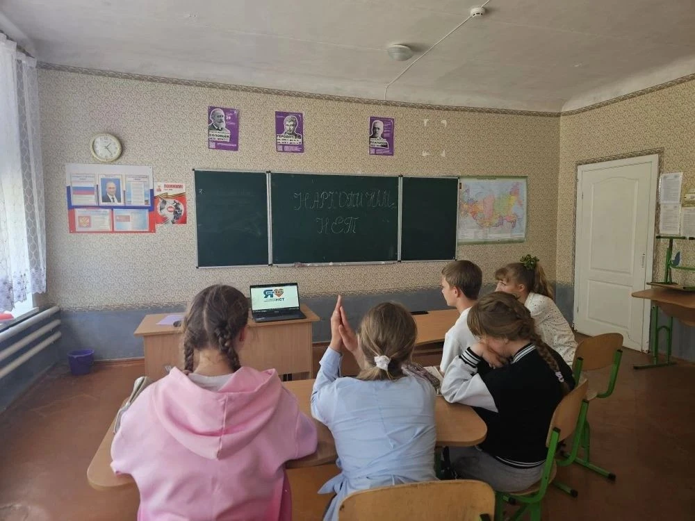 Сегодня в ГБОУ ЛНР "УВК "Дмитриевская школа" прошел очень важный и актуальный классный ...