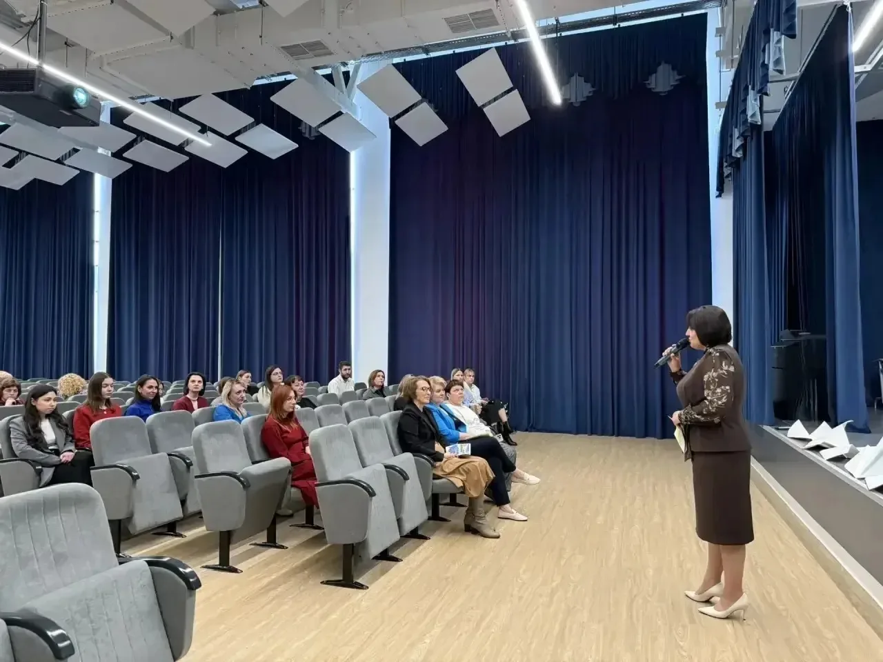 Сегодня заместитель директора по ВР Семёнова Н.Л. посетила муниципальный семинар в Образовательном к