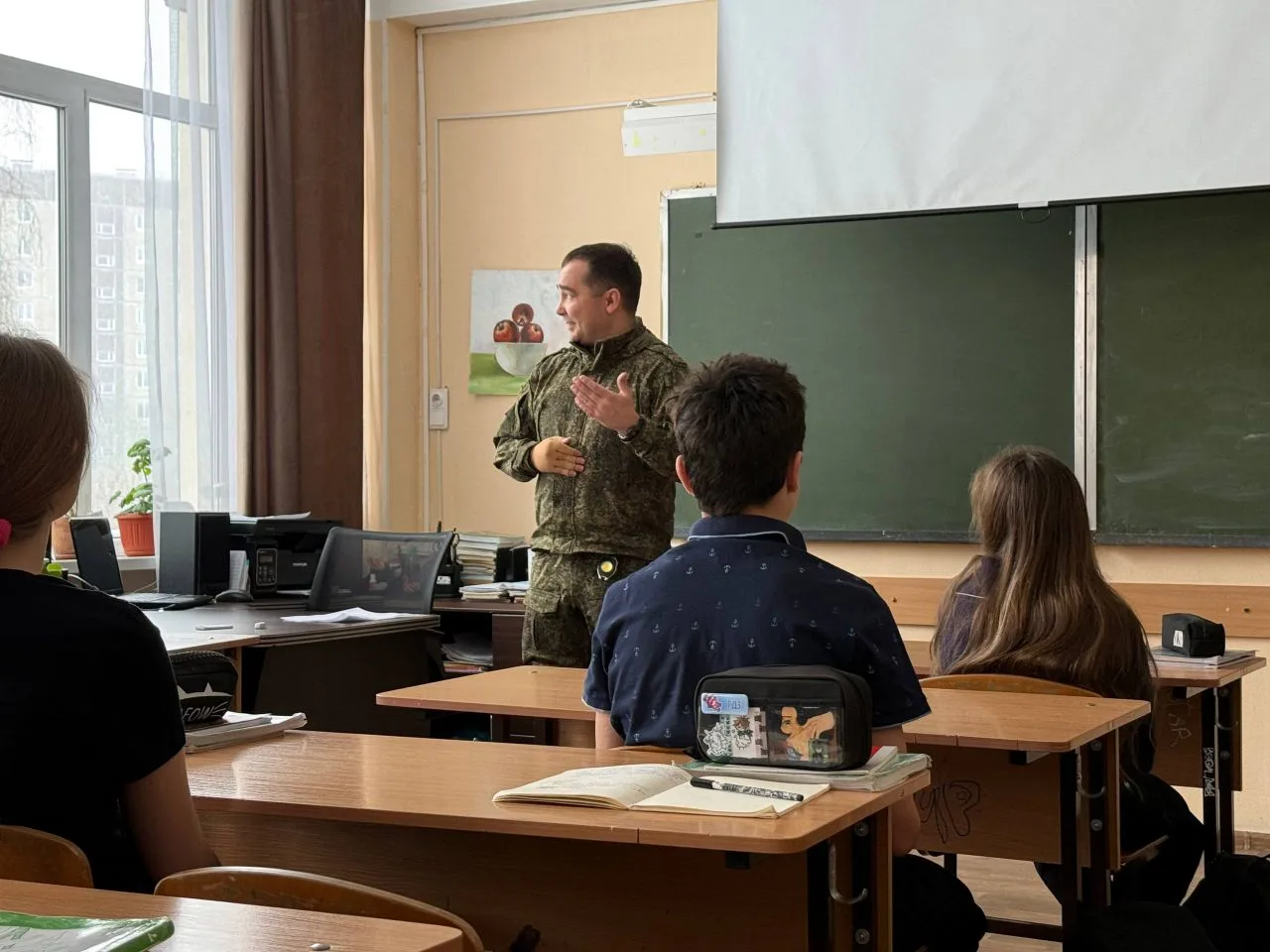 🎖 Встреча с настоящим офицером!    В нашей гимназии состоялась особенная встреча — к ребятам пришёл 