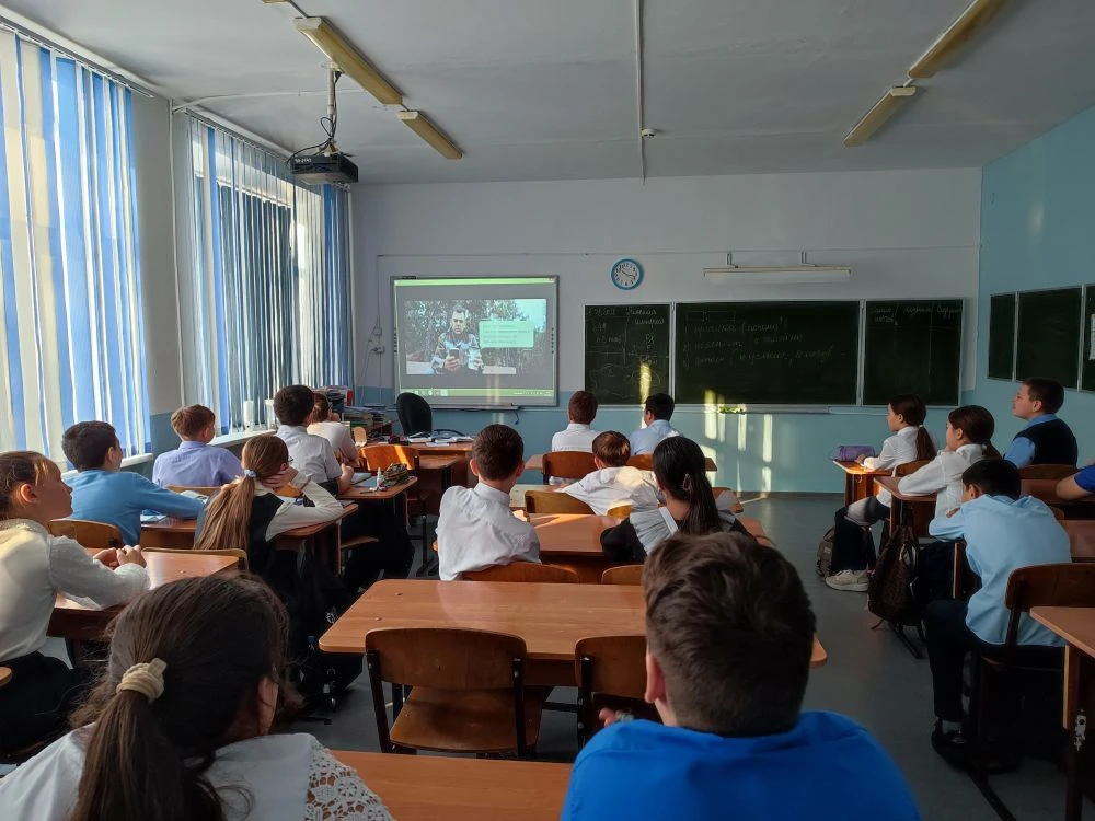В школе проходит неделя безопасности, где на классных часах ребята просматривают видеоматериалы, раз