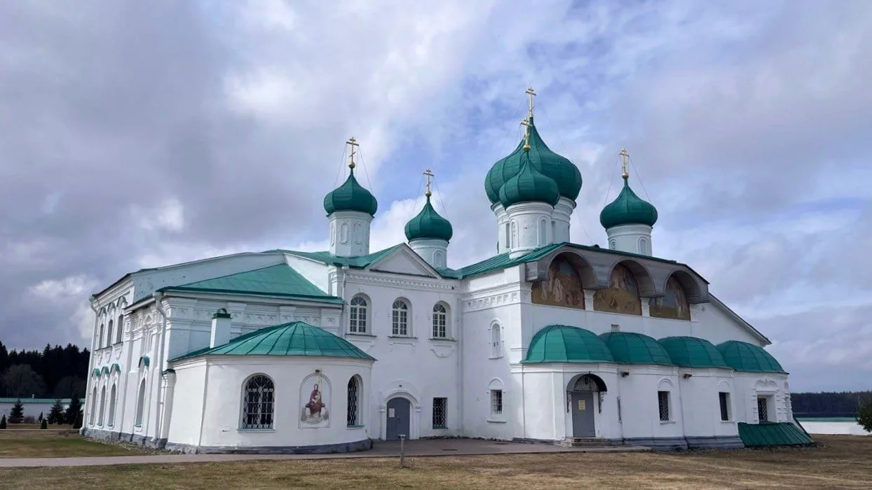 🏛 Собор Преображения Господня в Троицком Александро-Свирском монастыре
#ДеревняСтараяСлобода

📌 Ко