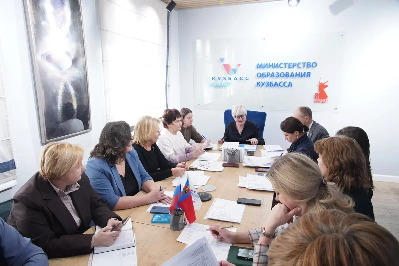 Президент Владимир Путин поручил снизить бюрократическую нагрузку на педагогов. По инициативе губерн