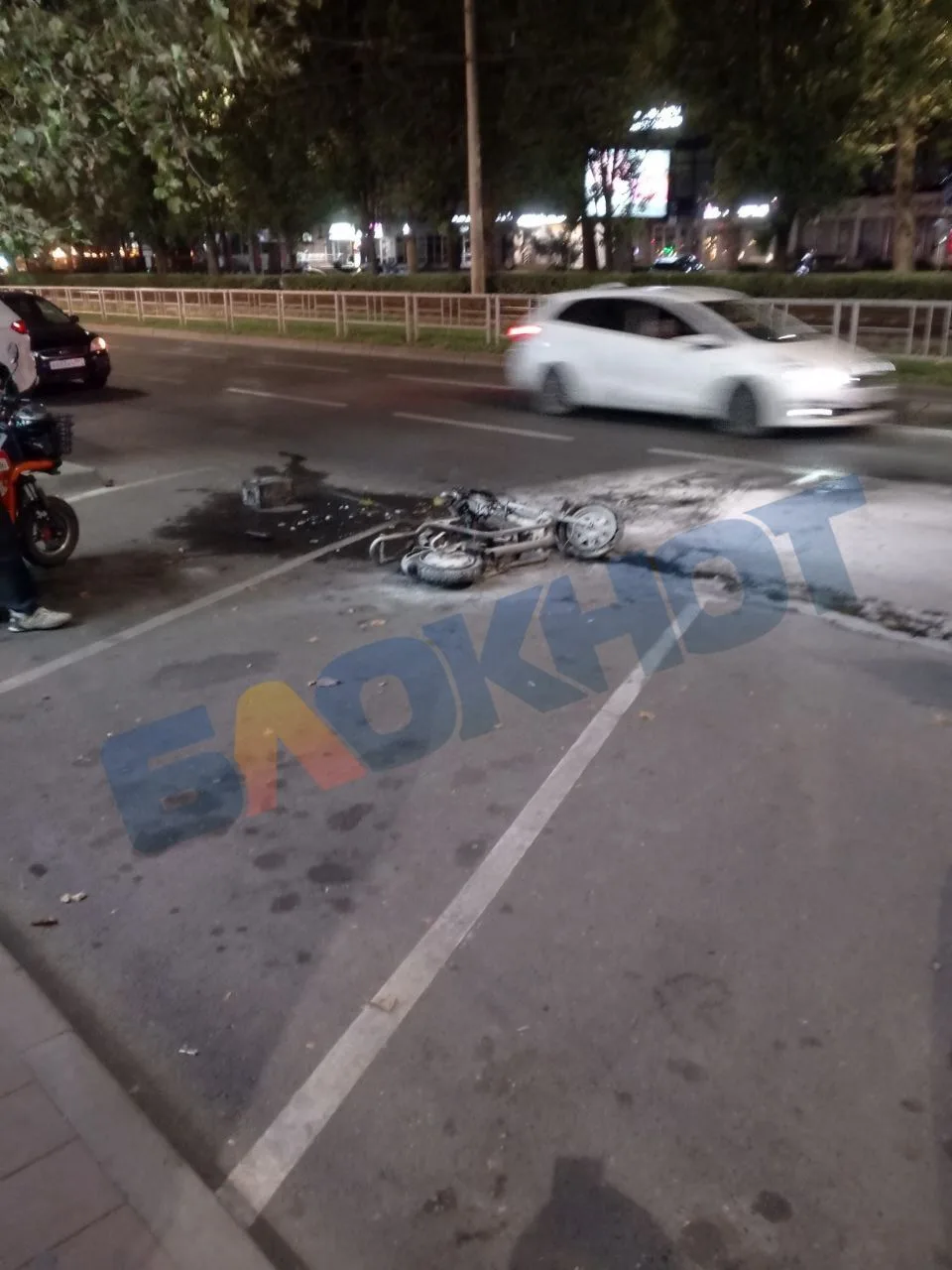 Прошедшей ночью на Ставропольской в Краснодаре вспыхнул электромопед