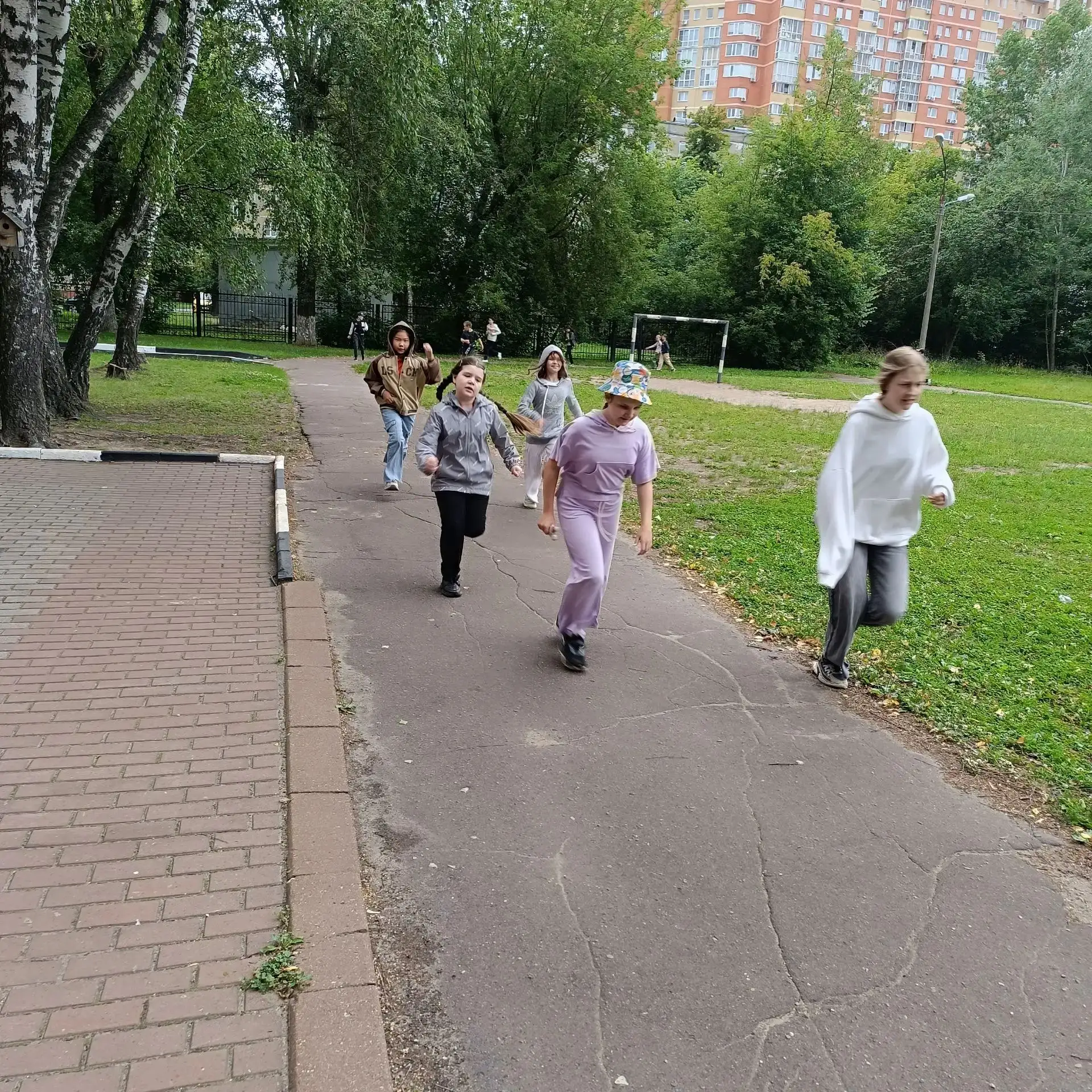 Наши летние будни в пришкольном лагере!

У нас ни дня без бодрости — утренняя зарядка стала любимым 