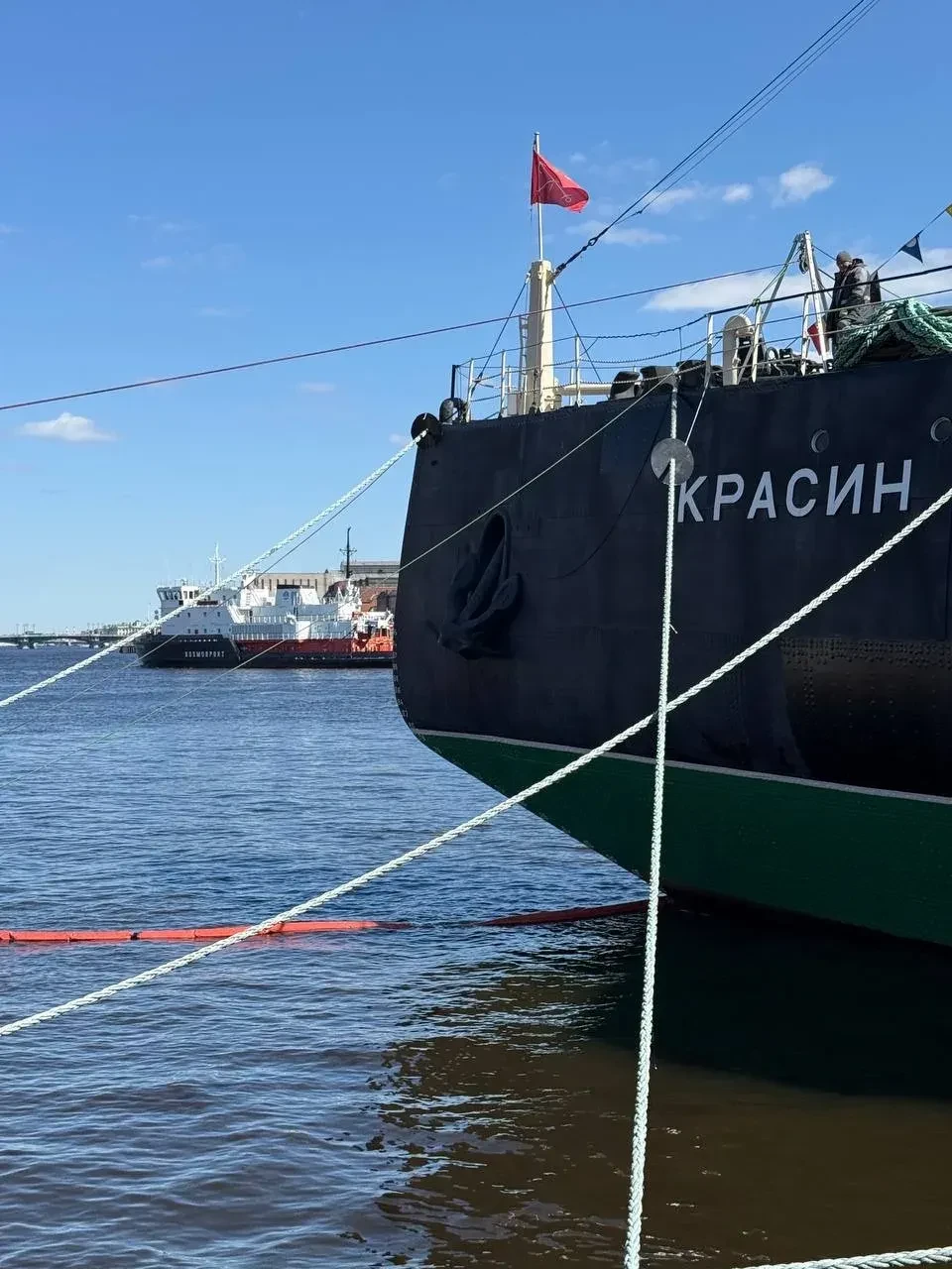 #этонадовидеть_на_Красине
В радиорубке ледокола «Красин» представлено много приборов 😉

Обратите вн