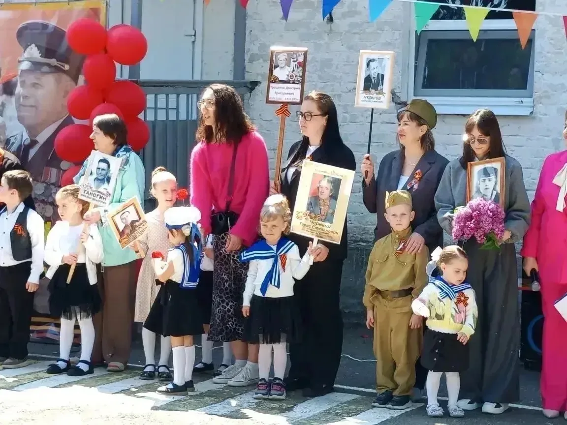 В МБДОУ № 8 «Золотая рыбка» прошла акция «Бессмертный полк»  В преддверии Дня Победы в детском саду 