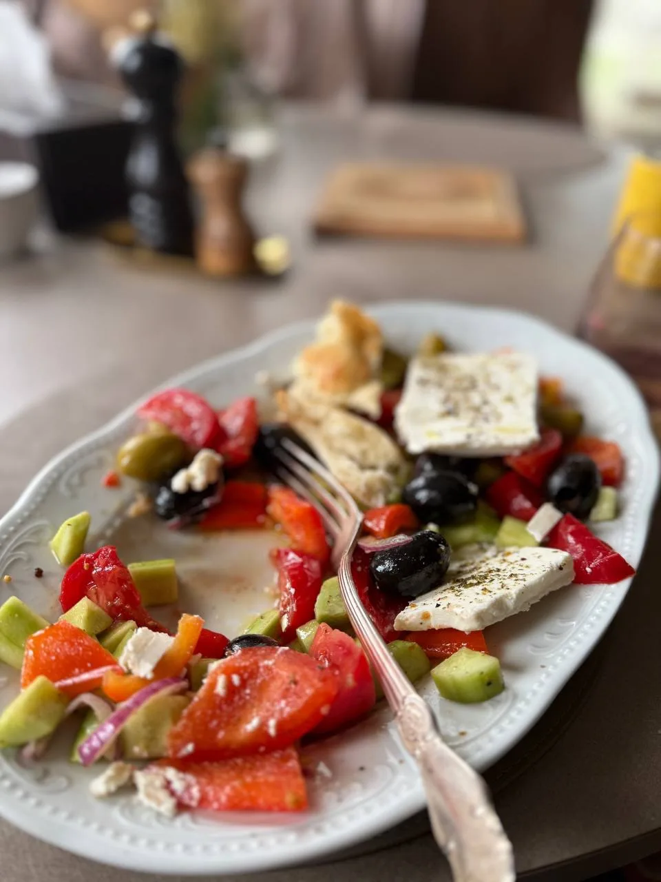 На овощном.

Сделала греческий, сижу макаю хлеб в жижу, какая же она вкусная, эта жижа…

Любите жижу