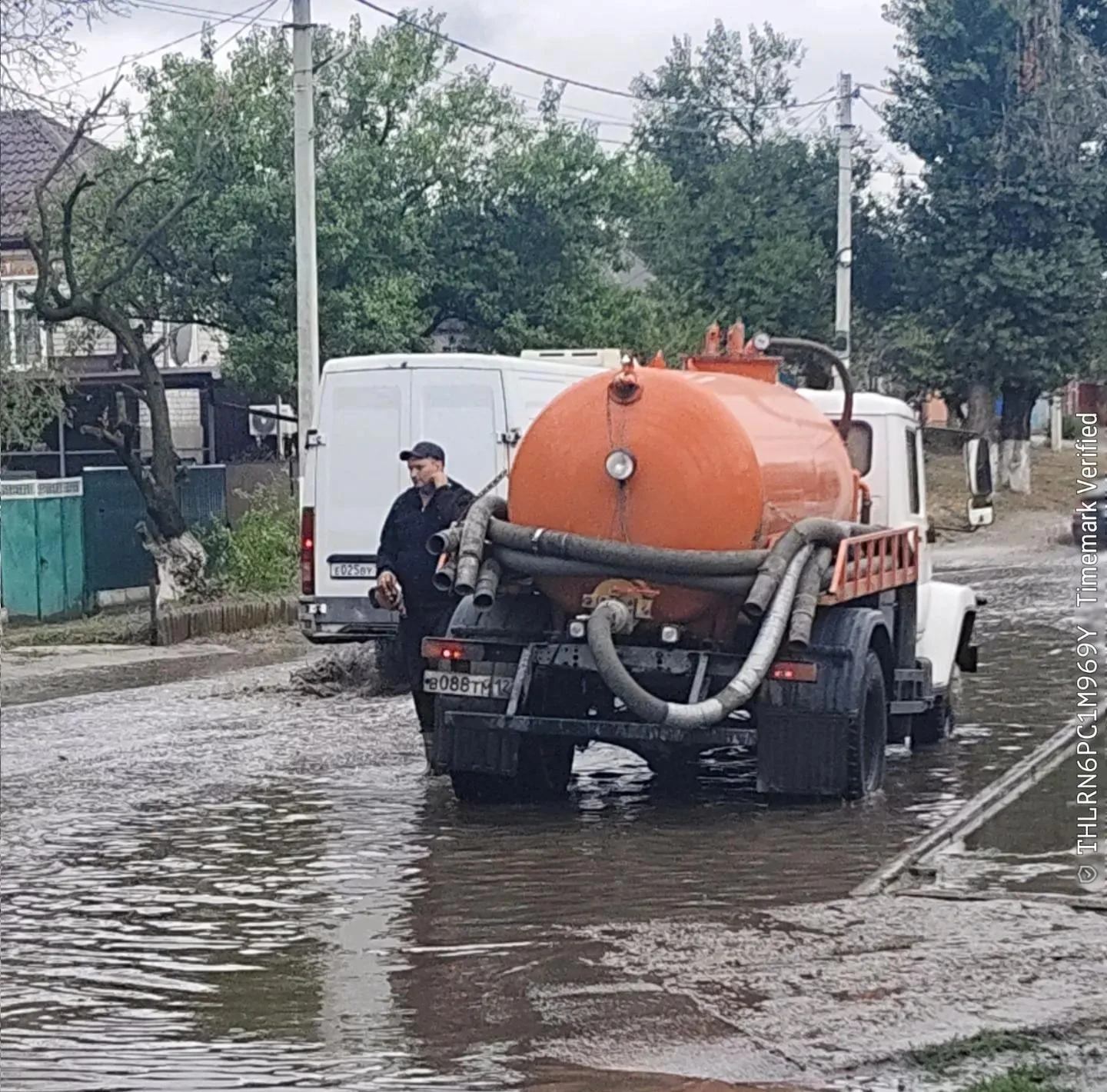 🚧 Откачка дождевой воды в Кропоткине продолжается.