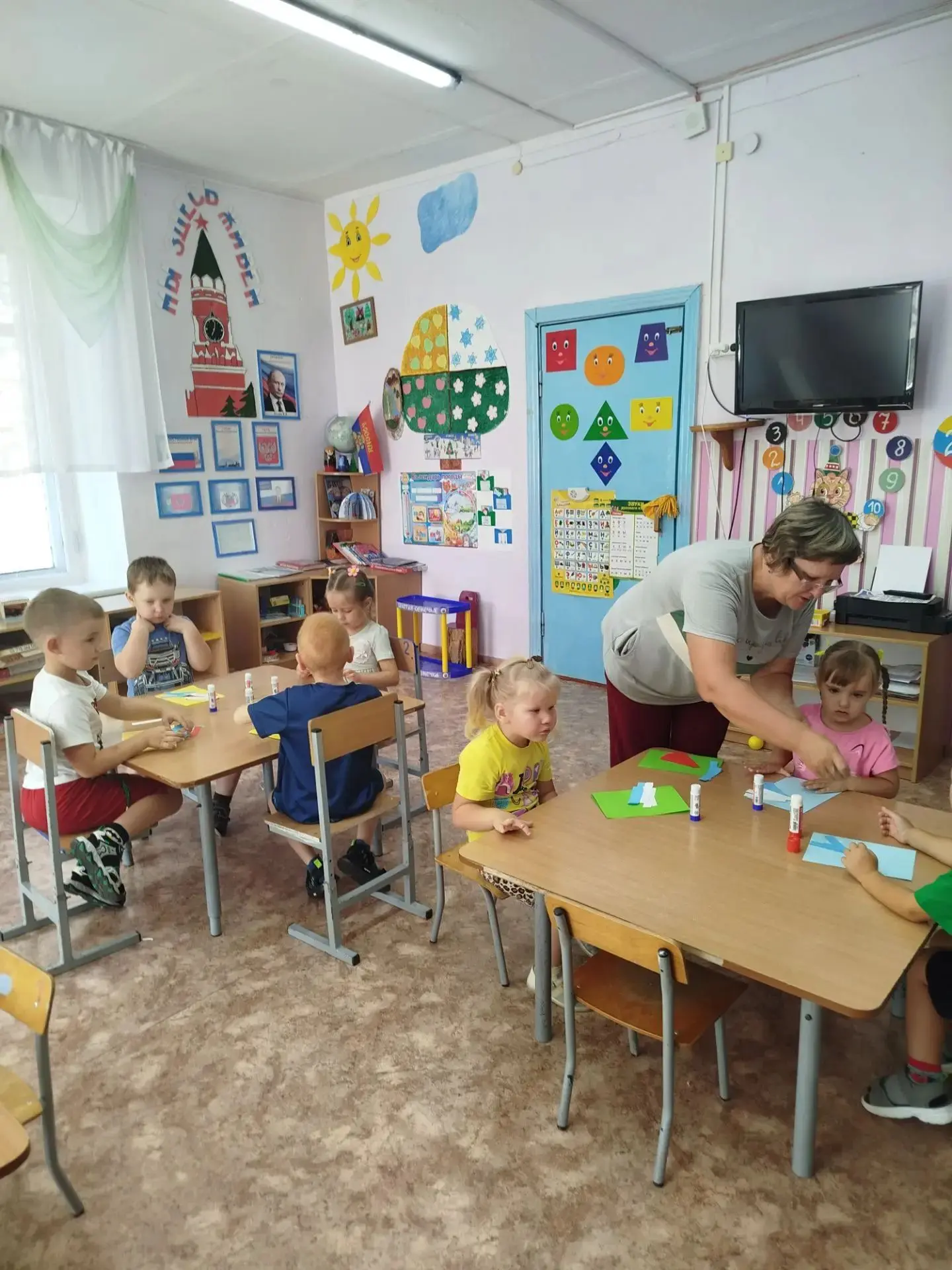Приобщение детей к государственной символике РФ - одна из основных задач в патриотическ...