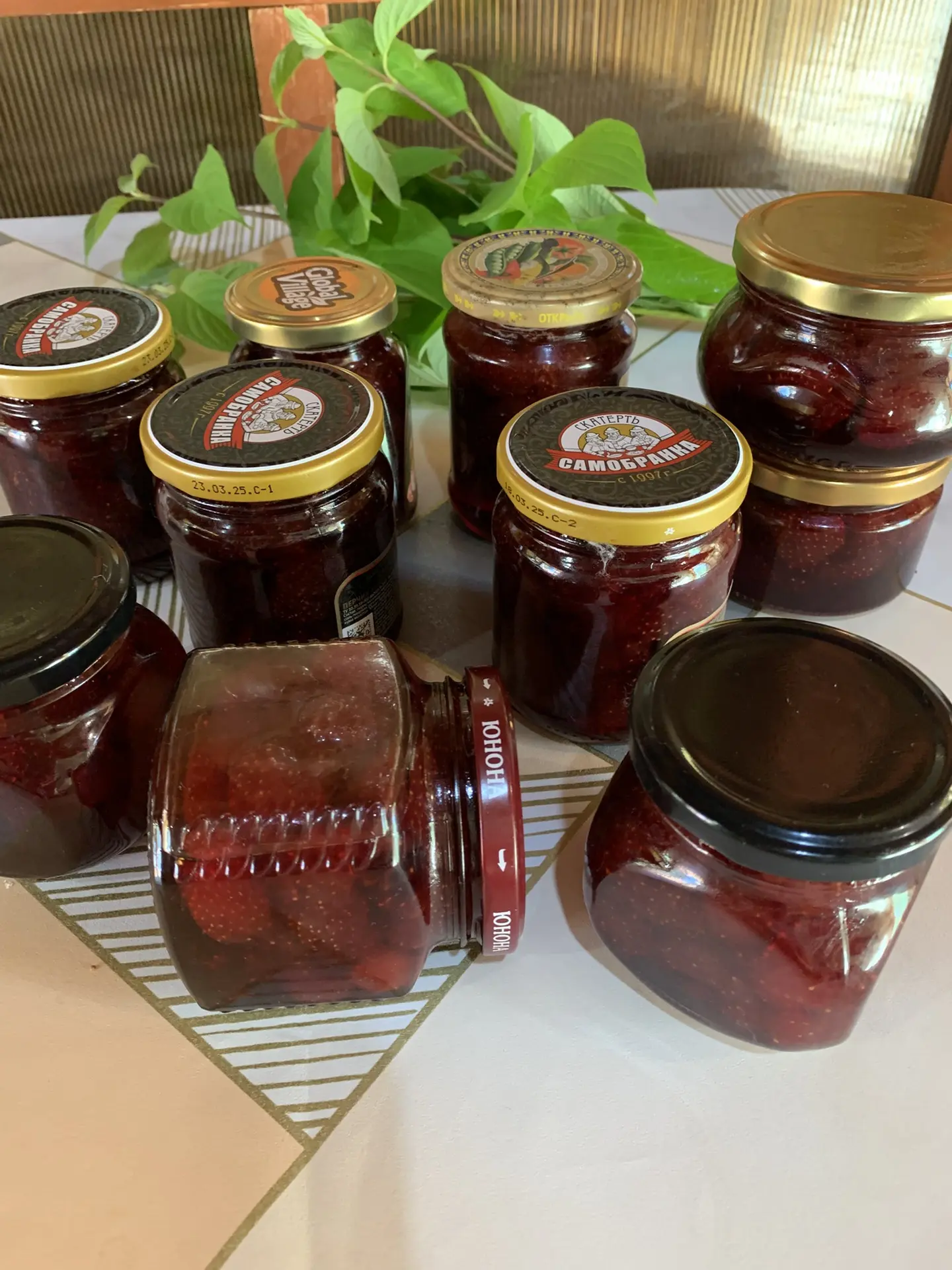Открыла сезон заготовок на зиму
Варенье из клубники🍓
клубника 1 кг
сахар  по вкусу 
варю 3 раза по 