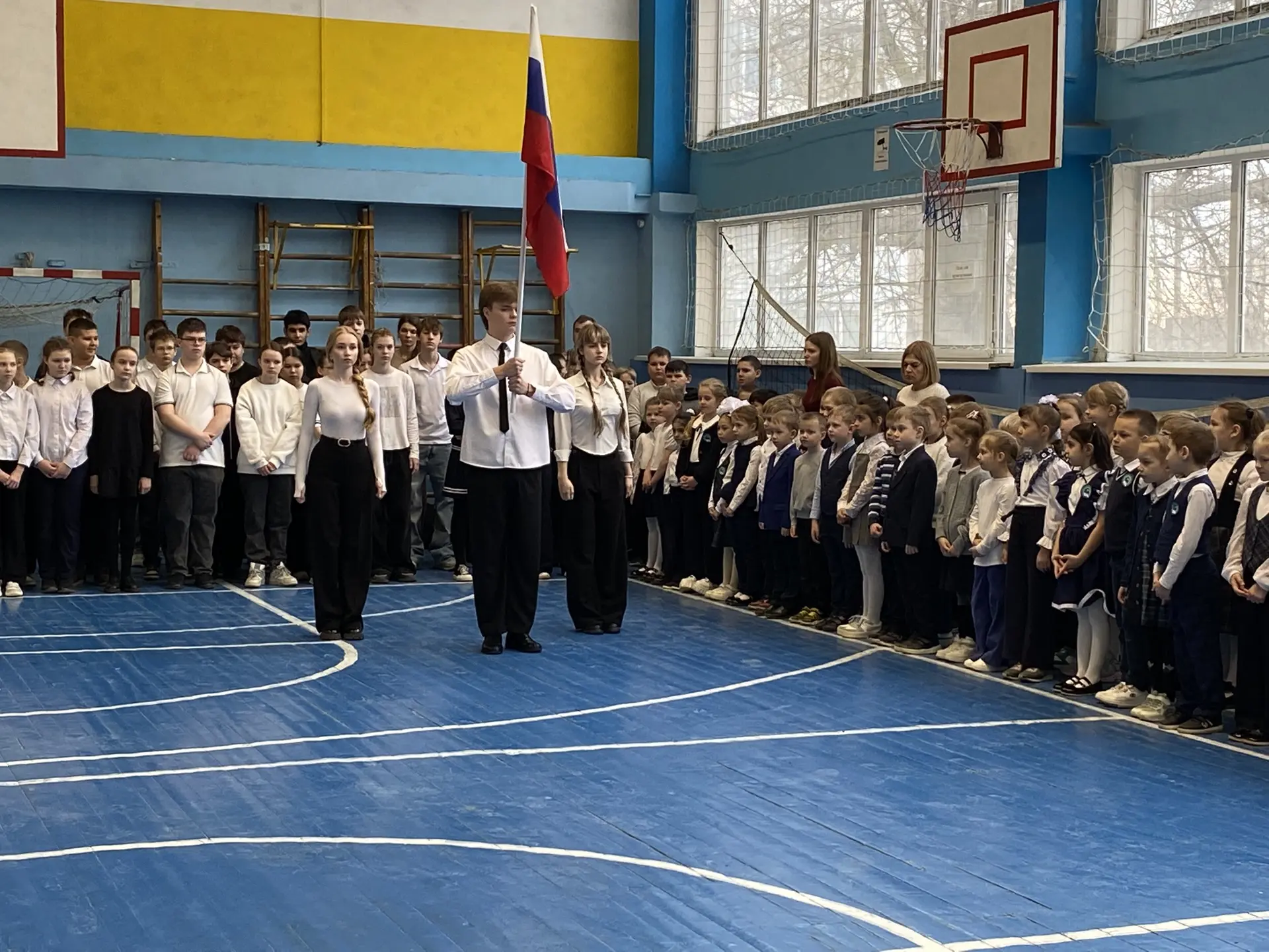 🇷🇺Традиционно утро понедельника в нашей школе началось с поднятия государственного флага Российской 